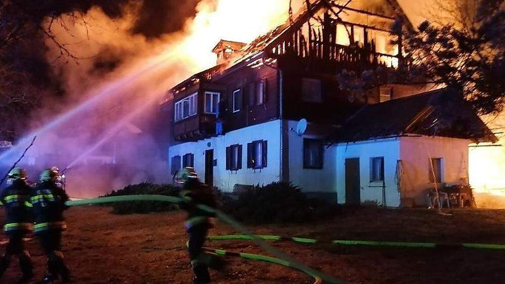 Nur durch einen Großeinsatz der Feuerwehrleute konnte ein Übergreifen der Flammen auf den Ortskern verhindert werden