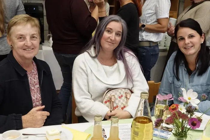 Die Absolventinnen hatten sich viel zu erzählen. Ausgiebig wurde auch in den Fotobüchern aus der Ausbildungszeit geschmökert und dabei so manche Erinnerung geweckt.