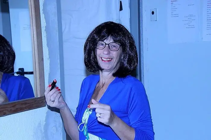 Eintrittskarten zu je 15 Euro sind bei allen Mitgliedern des Theaterstudios sowie im Beautysalon Kriebernigg erhältlich.