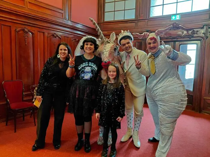 Lisa mit Corina Koller als Schneewittchen, Einhorn Agathe, Ted Black als Prinz und Michael Großschädl als Kaninchen Richard der Dritte