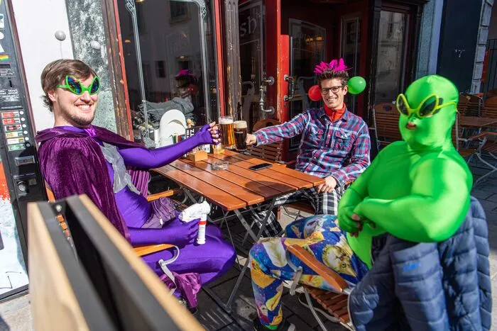 ... in der Grazer Innenstadt trotzten gar nicht wenige Verkleidete am Faschingdienstag Corona und Krieg und sorgten für ein buntes Treiben.