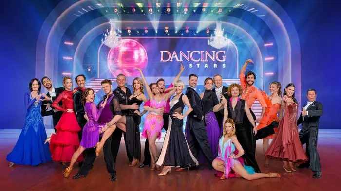 Die neuen „Dancing Stars“ erstmals im Tanz-Outfit - Live-Shows ab 14. März in ORF 1 und auf ORF ON; „Dancing Stars – Die Promis sind startklar!“ schon am 7. März - Nachdem die zehn neuen „Dancing Stars“ die ersten Proben erfolgreich hinter sich und ihre Köpfe mit den ersten Tanzschritten zum Rauchen gebracht haben, schlüpfen sie nun in ihre Tanz-Outfits. So können die Promis der 16. Staffel des ORF-Events Jury und Publikum nicht nur mit ihrem tänzerischen Talent überzeugen, sondern auch mit den passenden Tanzkleidung glänzen. - Im Bild: Eva Glawischnig, Dimitar Stefanin, Simone Lugner, Danilo Campisi, Julia Cencig, Patrick Seebauer, Andi Wojta, Kati Kallus, Anna Strigl, Herby Stanonik, Heilwig Pfanzelter, Florian Gschaider, Manuela Stöckl, Stefan Koubek, Catharina Malek, Paulus Bohl, Aaron Karl, Katya Mizera, Conny Kreuter, Wolfgang Fifi Pissecker. Foto: ORF/Hans Leitner. Veröffentlichung honorarfrei nur für redaktionelle Berichterstattung in Sendungszusammenhang und mit Copyrightangabe. Kontakt: foto@orf.at
