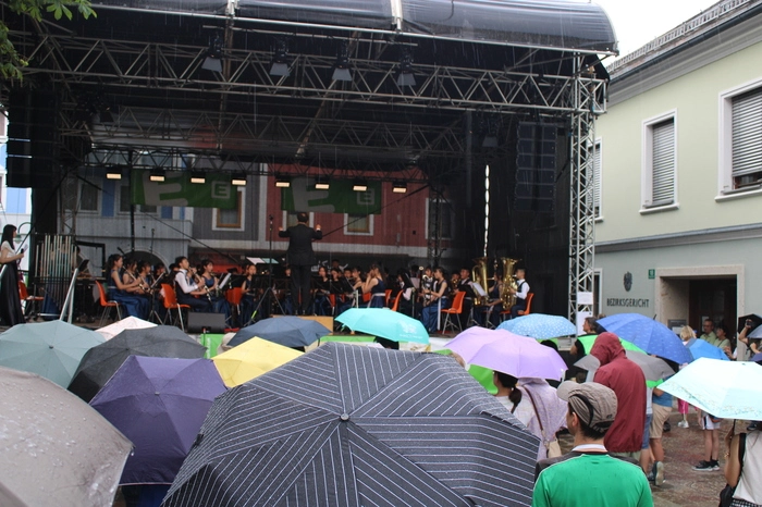 Kurze Regenschauer überstand man mithilfe von Regenschirmen