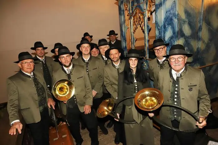 Die Jagdhornbläsergruppe Feldkirchen unter ihrem Hornmeister Philipp Faschinger & Obmann Werner Franz Pfandl.