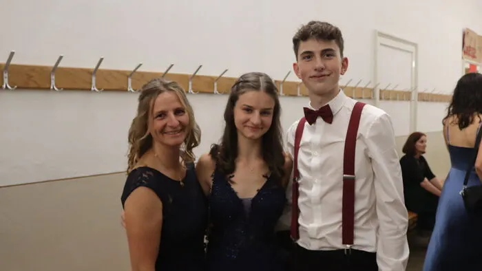Die Schüler präsentierten ihre Tanzkünste am Parkett und die Familien waren sichtlich stolz.