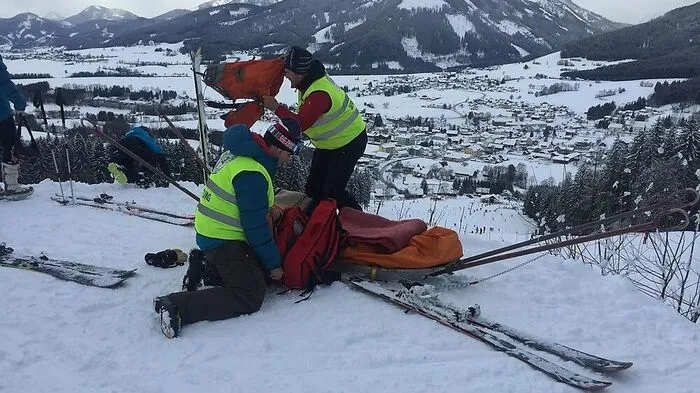 Der Skifahrer wurde mit dem Akja abtransportiert