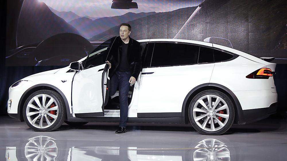Elon Musk in einem Tesla Model X