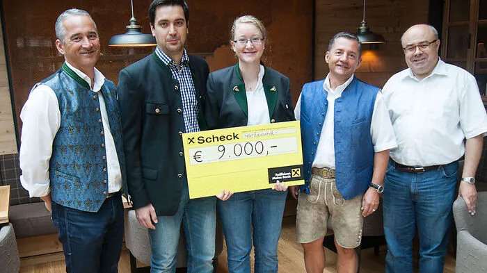 Alfred Pierer, Franz und Veronika Harrer, Franz Pierer und Bürgermeister Peter Raith (von links) bei der Spendenübergabe