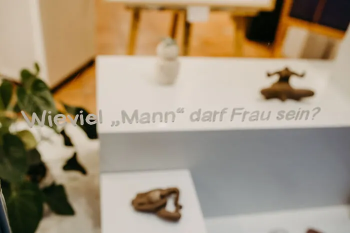 Ein Blick in die Auslage der upTown Art Galerie.