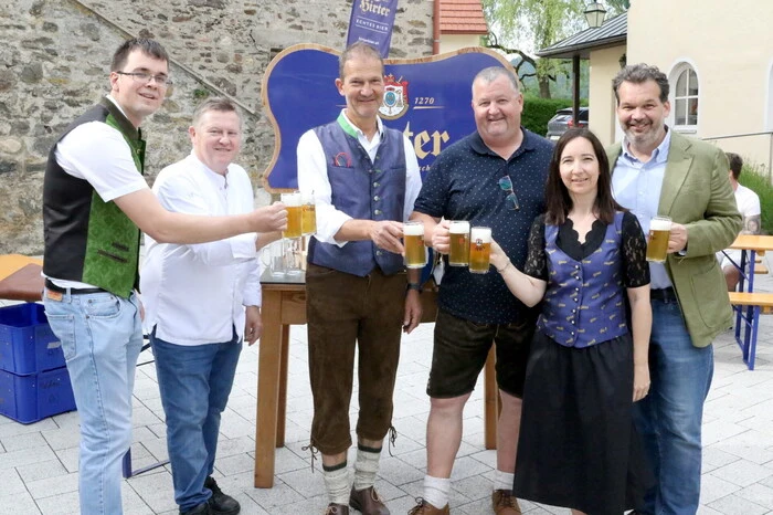 So sorgten am Freitag nach dem Bieranstich durch Bürgermeister Helmut Schweiger (3. von rechts) „Gabi und die Doganirs“ für beste Unterhaltung.