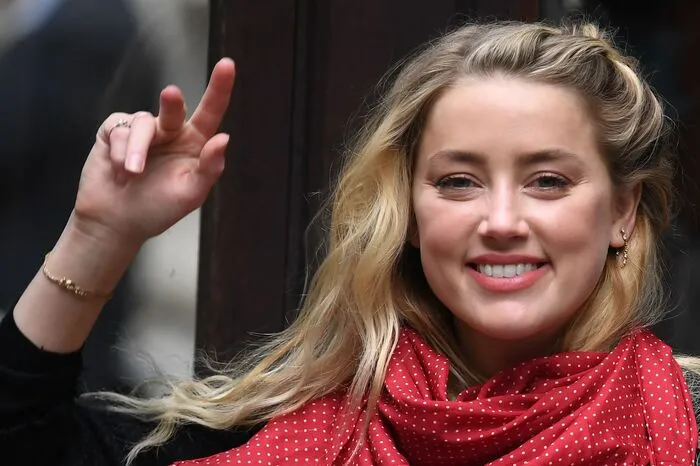"Sie ist der Anfang vom Rest meines Lebens": Ebenfalls per Leihmutter kam die Tochter von Amber Heard im Juli 2021 auf die Welt. Im Mai 2025 überraschte sie mit der Geburt von Zwillingen. Der aktuelle Beziehungsstand der Schauspielerin ist unbekannt. Ebenso, ob sie die Kinder selbst ausgetragen hat oder diese wieder per Leihmutter zur Welt kamen.