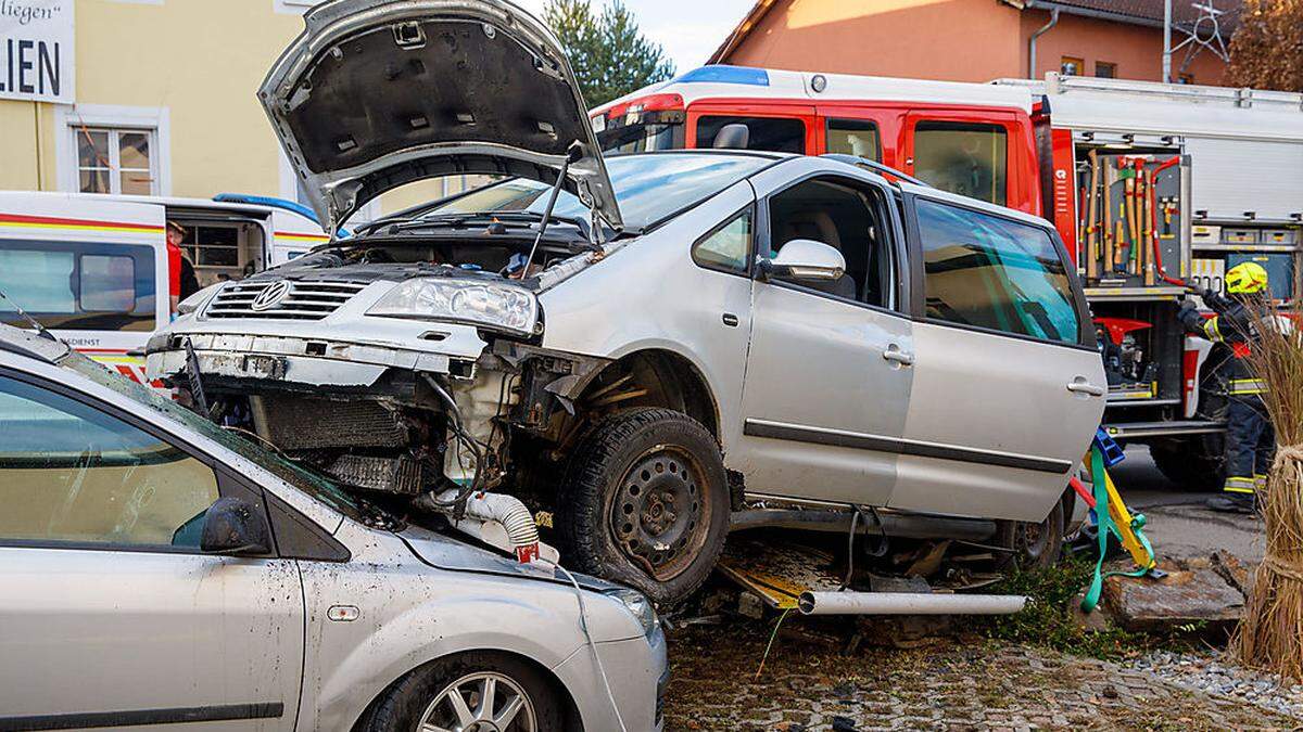 Auf dem geparkten Fahrzeug kam die Verunfallte mit ihrem Pkw zum Stillstand