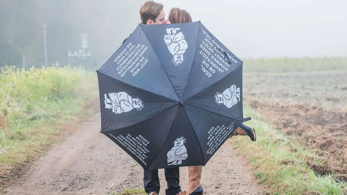 Küssen im Regen: Sie lassen sich vom schlechten Wetter nicht die Stimmung verderben