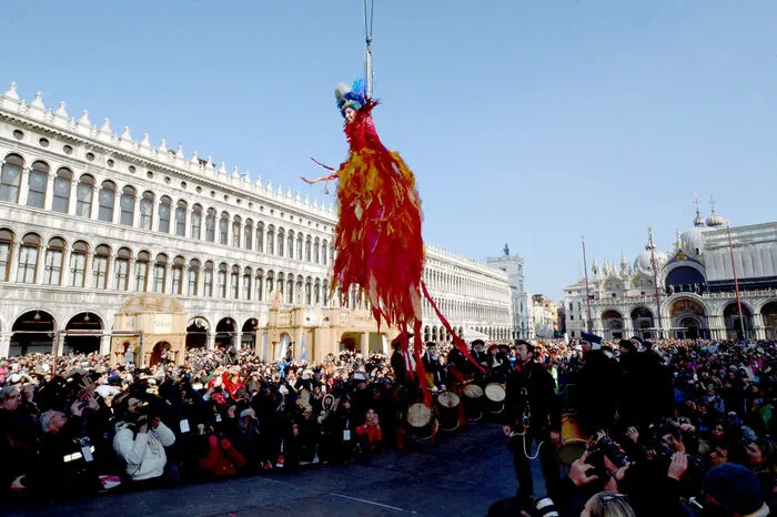 Einer der traditionellen Höhepunkte ist der "Volo dell'Angelo" (Engelsflug), der am Sonntag das heiße Finale eingeleitet hat.