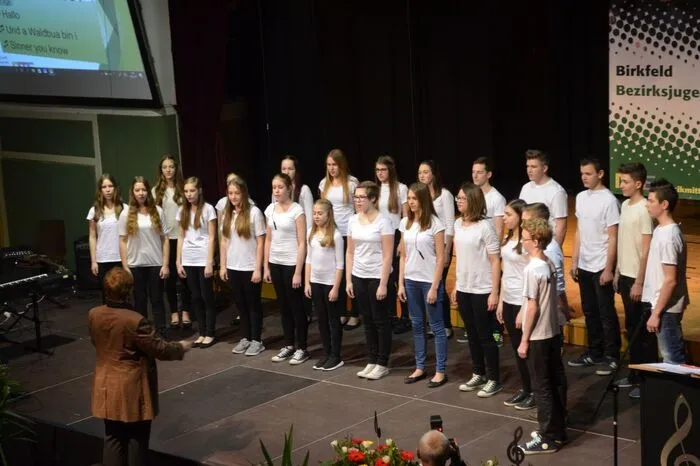 Ingrid Mayer mit dem Chor der 4c der Musik-NMS Birkfeld.