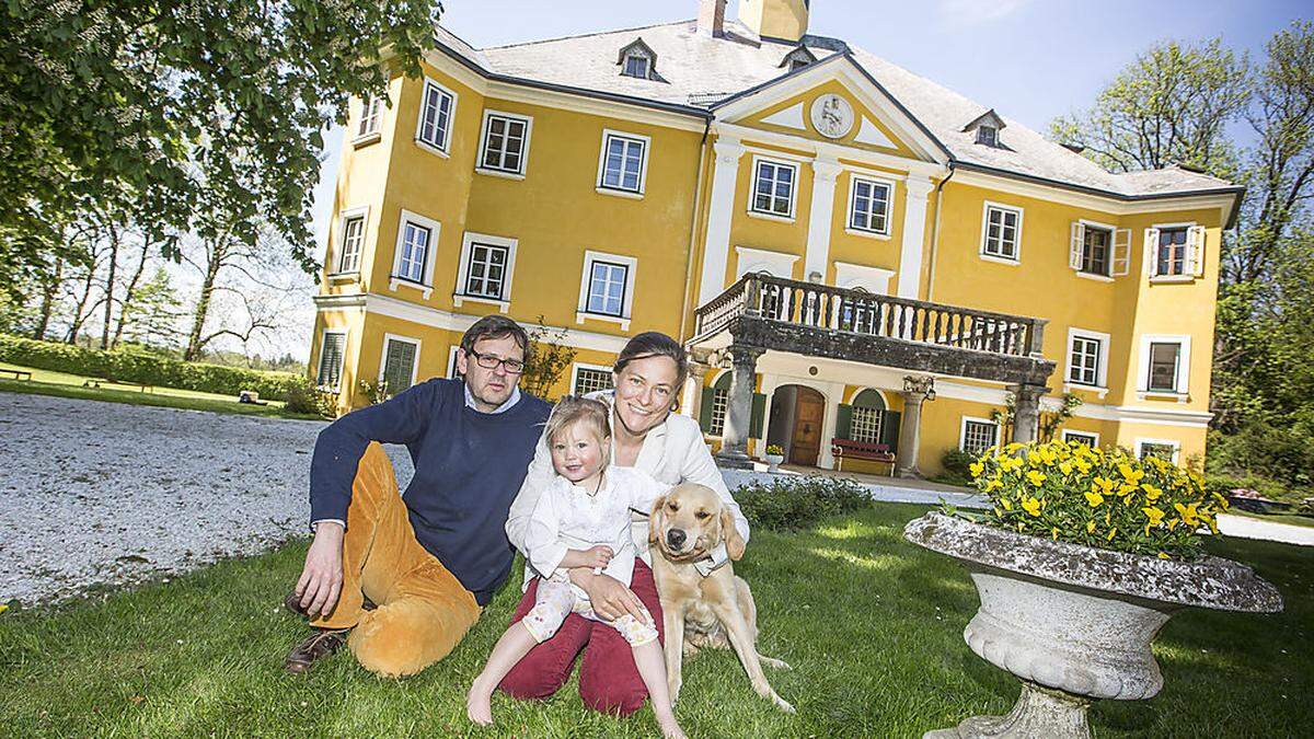 Maximilian Czernin mit Gattin Tatjana, Töchterchen Laura und Hündin Leika im Schlosspark