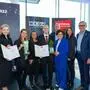 Bundessparten-Obmann Manfred Denk, WKÖ-Vizepräsidentin Bettina Dorfer-Pauschenwein, Katharina Zimmerberger (Ausbilderin KELAG), Marvin Varga mit Eltern, Staatssekretärin Elisabeth Zehetner, Michaela Sapetsnig (HR-Leiterin KELAG), SkillsAustria-Präsident Josef Herk und der Kärntner Landesinnungsmeister Harald Dullnig