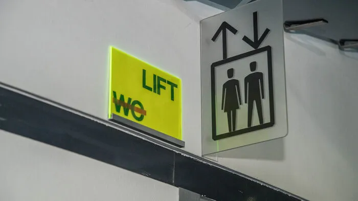 Viele, die dem Lift-Zeichen folgen, suchen eigentlich das WC. Eine erste Intervention zur Klarstellung wurde angebracht.