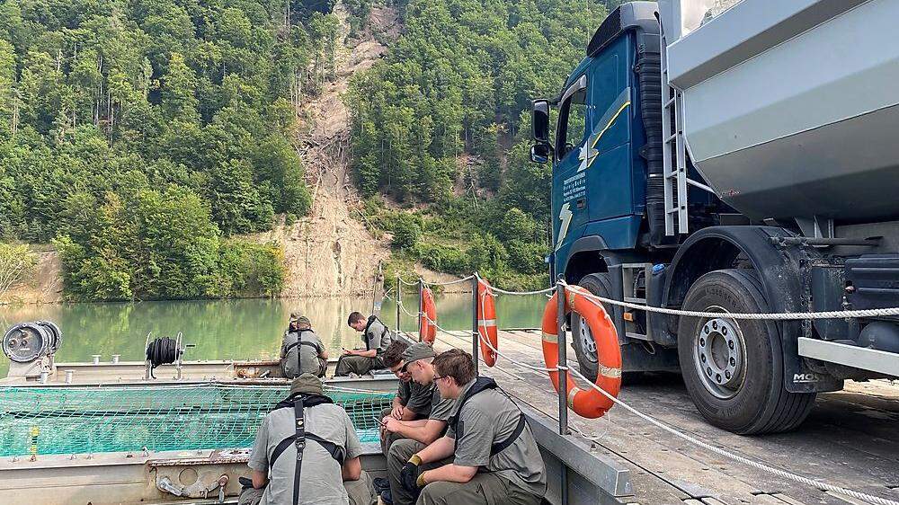 Die Pioniere bringen mit der 50-Tonnen-Fähre schweres Gerät nach Guntschach