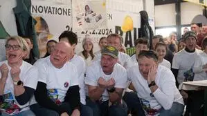 Langjährige Wegbegleiter um Anton Stelzer (rechts) fieberten in erster Reihe mit