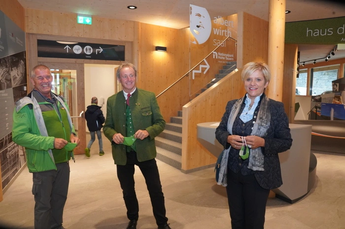 Landtagsabgeordneter Ferdinand Hueter und ORF-Landesdirektorin Karin Bernhardt sind die ersten Gäste, die im neuen Haus von Natonalparkrangern begrüßt werden