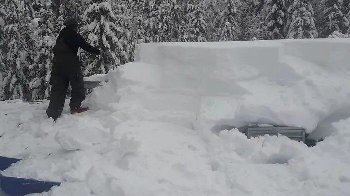 Der Schnee auf den Dächern ist bis zu zwei Meter hoch