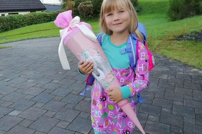Stolz mit ihrer Pferde-Schultüte startet Veronika in ihren ersten Schultag in die Volksschule Irdning. Hier können Sie Ihr Foto hochladen.  
