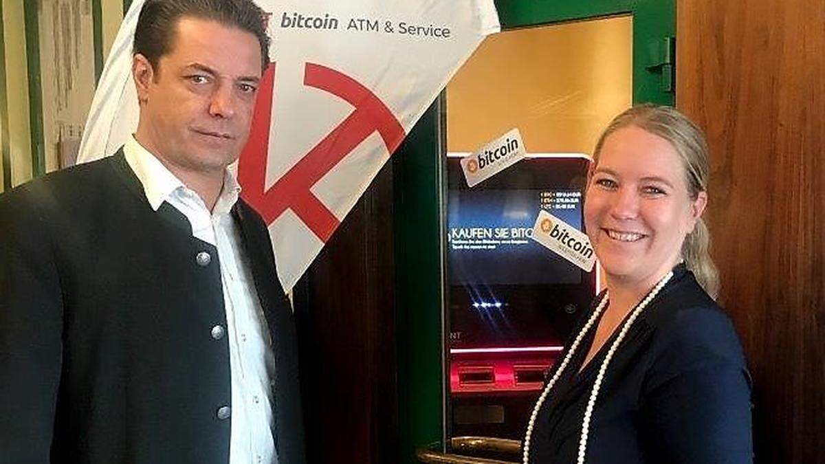 Max Klarmann und Nina Neuhold-Kofler beim Bitcoin-Automat