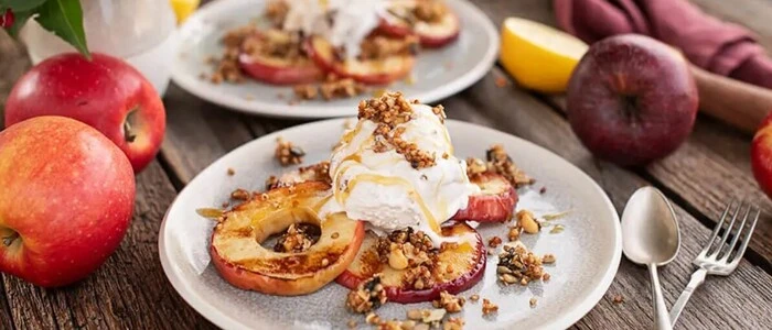 Blitz Dessert vom Grill: Apfelscheiben mit Walnuss Eis
