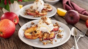 Blitz Dessert vom Grill: Apfelscheiben mit Walnuss Eis