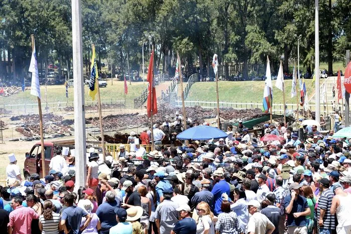 Für die Glut wurden 60 Tonnen Holz verbrannt, als Beilage gab es vier Tonnen Erdäpfelsalat. Das Riesen-Grillfest soll nun ins Guinness-Buch der Rekorde aufgenommen werden.