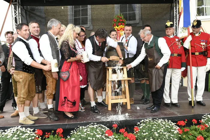 Ehrengäste wie Landesrätin Sara Schaar, die Abgeordneten Ferdinand Hueter, Christoph Staudacher, Gernot Darmann, Gerhard Köfer, Gerhard Klocker, Alfred Tiefnig, die Stadträte Franz Eder, Christian Klammer, Ina Rauter sowie die Vizebürgermeister Andreas Unterrieder und Peter Neuwirth und viele mehr auf der Bühne.