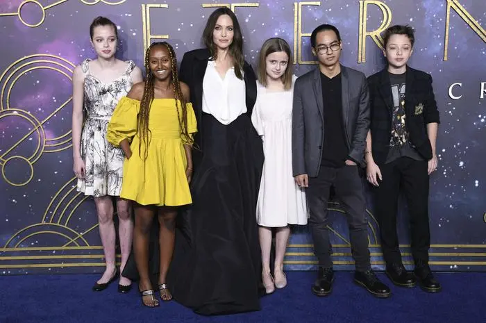 Angelina Jolie mit Kindern Shiloh Jolie-Pitt, Zahara Jolie-Pitt, Vivienne Jolie-Pitt, Maddox Jolie-Pitt und Knox Jolie-Pitt bei der Premiere des Kinofilms Eternals im BFI IMAX. London, 27.10.2021 *** Angelina Jolie with children Shiloh Jolie Pitt, Zahara Jolie Pitt, Vivienne Jolie Pitt, Maddox Jolie Pitt and Knox Jolie Pitt at the premiere of the feature film Eternals at BFI IMAX London, 27 10 2021 Foto:xS.xVasx/xFuturexImage