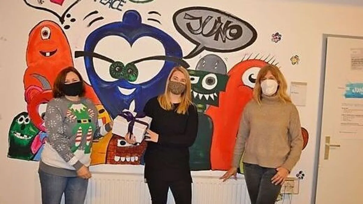 u Weihnachten gibt es im JUNO Villach ein Geschenkpäckchen für jeden Jugendlichen, der kommt
