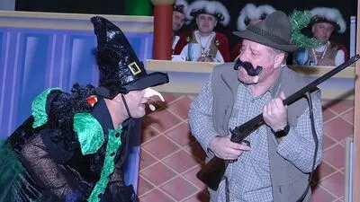 Auch beim „Jägerlatein“ – mit Martin Kircher als Jäger und Seppi Schneeberger als Hexe – bleibt in der Blumenhalle kein Auge trocken 