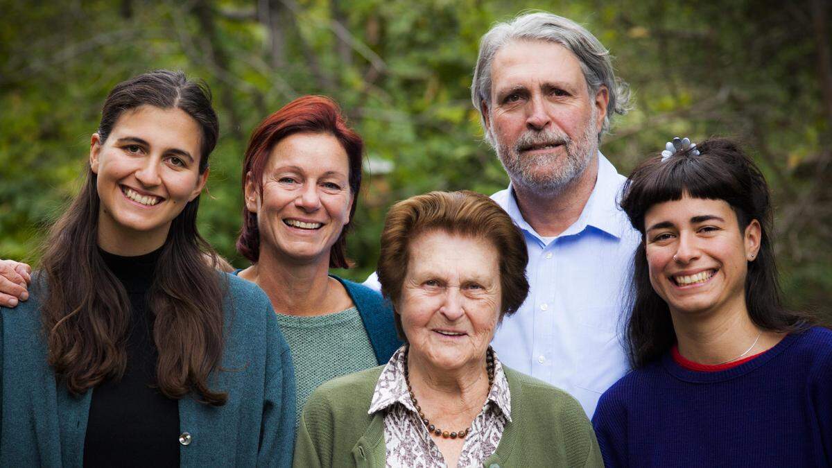 Die Familie Rauch rund um Karin (2. v. l.) und Willi (2. v. r.) Rauch