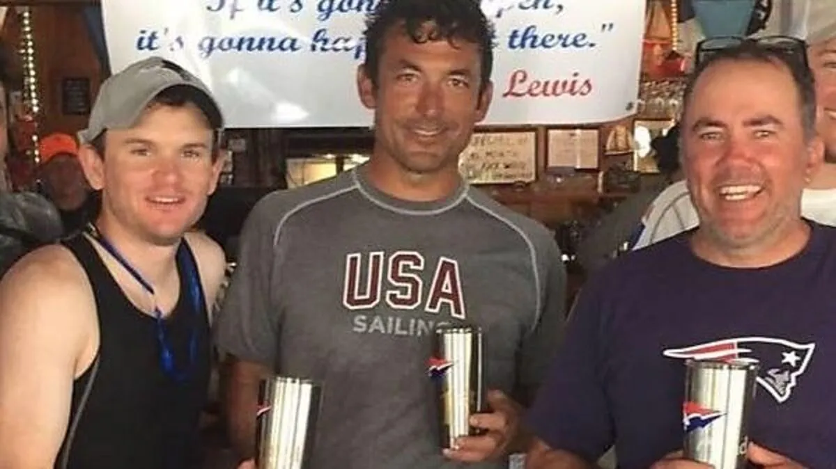 Borna Gulari (Mitte) befindet sich nach der Operation am Weg der Besserung