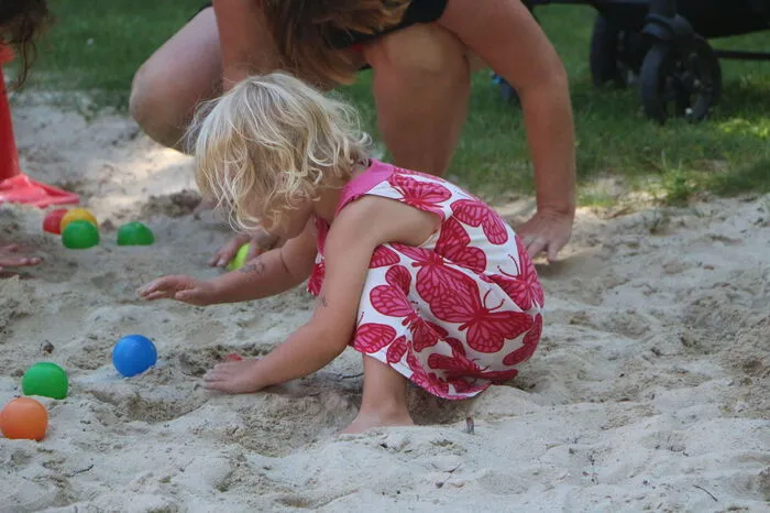 ..., Bälle im Sand finden, ...
