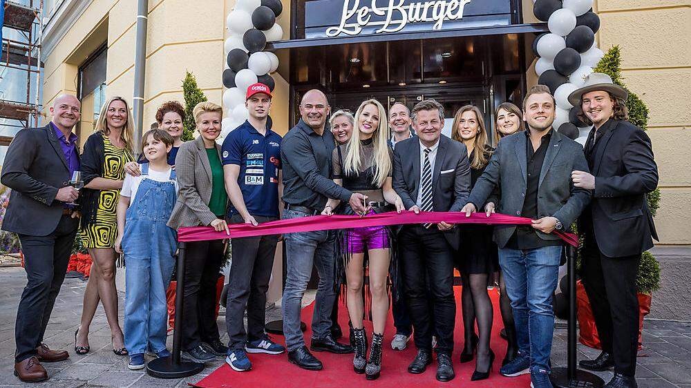 Feierlich eröffnet wurde die erste Burgermanufaktur Kärntens in Klagenfurt - im Beisein von viel Prominenz