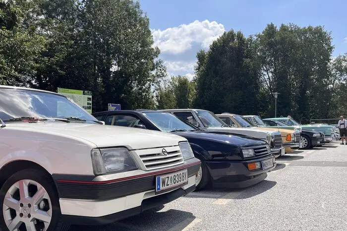 Bei einem Oldtimer-Treffen konnten unterschiedliche Fahrzeuge bestaunt werden...