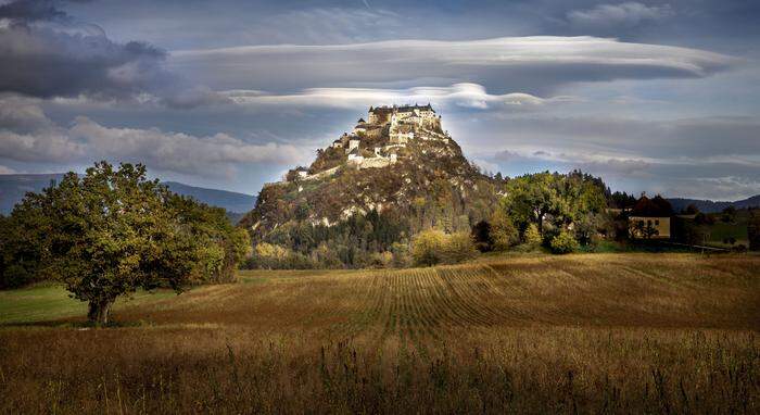 Neben der Möglichkeit des Aufstieges durch die historisch interessanten 14 Burgtore können Sie die Burg auch mit dem Panoramalift erreichen