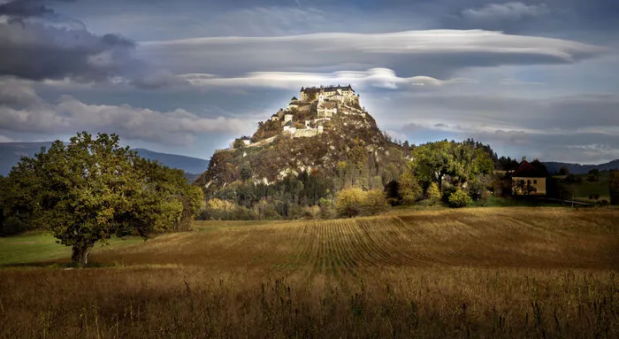 Neben der Möglichkeit des Aufstieges durch die historisch interessanten 14 Burgtore können Sie die Burg auch mit dem Panoramalift erreichen