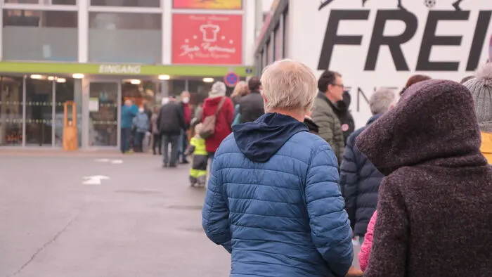In Feldbach mussten die Personen lange warten. Aufgrund kleiner Startschwierigkeiten konnte man nicht pünktlich starten.