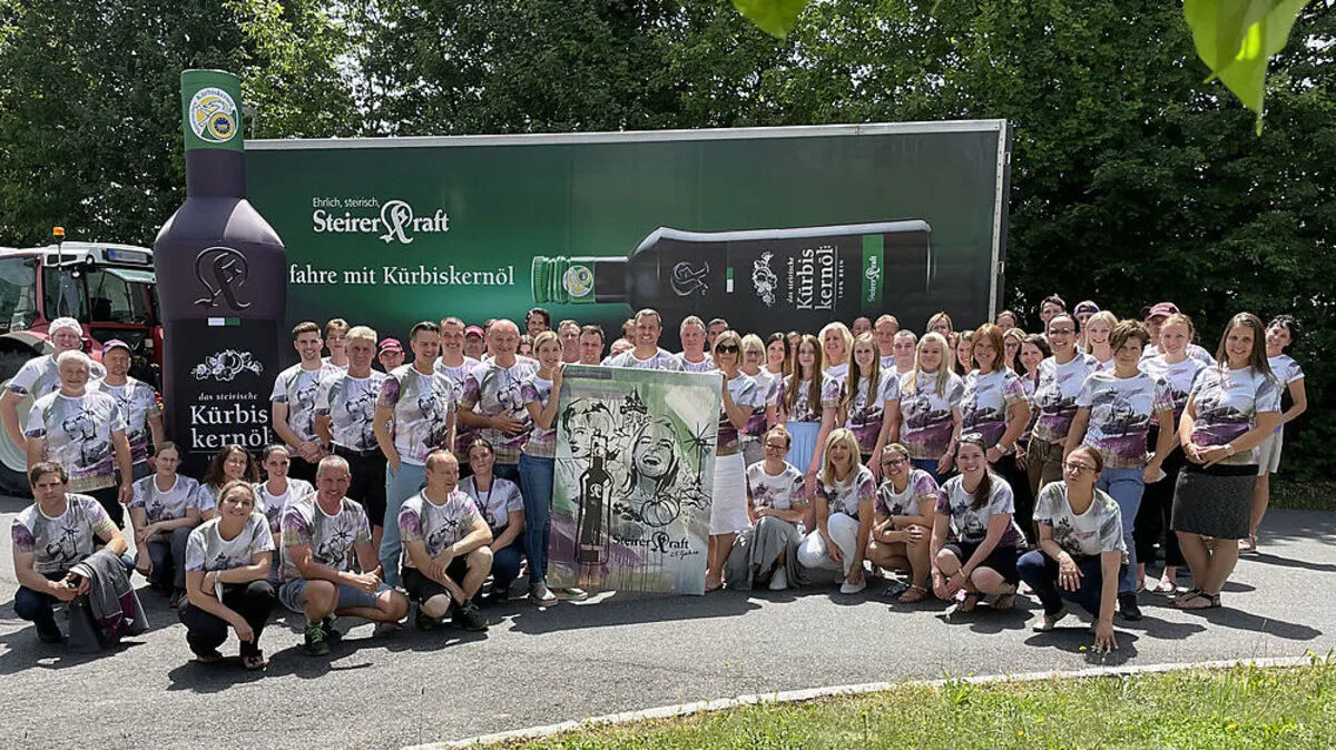 Das Steirerkraft-Team erhielt zum Jubiläum künstlerische T-Shirts