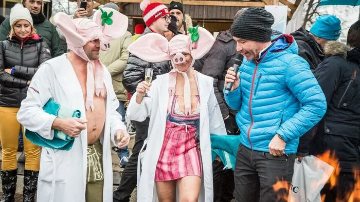 Am Neujahrstag um 12 Uhr erfolgte mit dem 9. Veldener Neujahrsschwimmen vor der Kulisse des Schlosshotels Velden der fröhliche Start in ein neues Sportjahr am Wörthersee. Der erfrischende Sprung am Neujahrstag soll Glück bringen und neue Lebenskraft wecken.