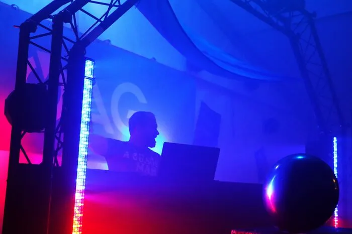 DJ Günther legte im Discozelt auf.