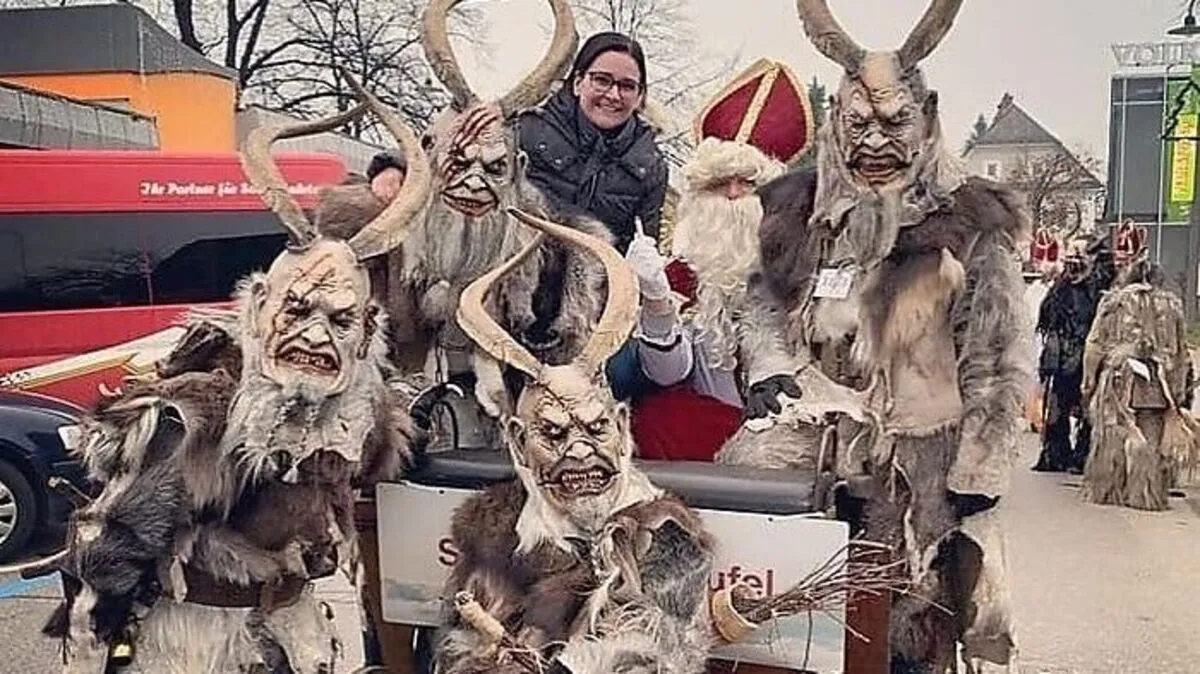 Obfrau Tina Muchitsch mit Perchten und Nikolaus am Leibnitzer Perchtenlauf 2019