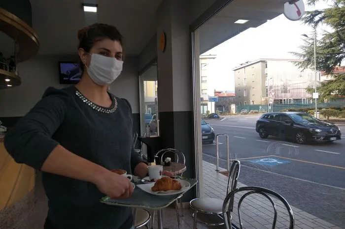 In dem auf dem Foto abgebildeten Lokal in Majano (gegenüber von Gemona)  mussten die Vorhänge abgenommen werden, damit die Behörden im Vorbeifahren kontrollieren können, wieviele Gäste sich im Lokal befinden und ob diese nach 11 Uhr sitzen. Bis 18 Uhr dürfen Lokale für den Ausschank offen halten, danach nur als Take Away oder Lieferdienst.  Vor 11 Uhr darf man auch beim Tresen konsumieren. Die Geschäfte waren auch schon in der vor Februar geltenden orangen Zone offen. Dadurch dass die Mobiliät ohne spezielle Begründung aber auf die Gemeinde des Wohnortes beschränkt war, gingen nicht viele Leute in andere Gemeinden einkaufen, um keine Strafen zu zahlen. Seit Anfang Februar sollen satte Rabatte Kunden anlocken. In den vergangenen Tagen war die Kauflust verhalten. Bitte klicken Sie weiter . . .