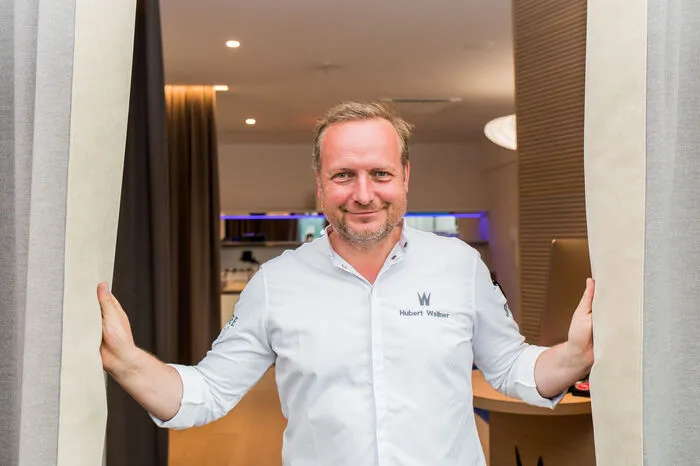 Braune Bettwäsche von der Großmutter Hubert Wallner, seines Zeichens Haubenkoch in Maria Wörth, erinnert sich sehr gut an die braune Bettwäsche (samt Leintuch), die er vor Jahren von seiner Großmutter geschenkt bekommen hat. „Wir haben damals im Hotel meiner Eltern in Niederösterreich Weihnachten gefeiert und dort auch übernachtet“, erinnert sich der „Koch des Jahres 2020“. „Ich habe das Geschenk dann dem Hotel sozusagen vererbt“, gibt er offen zu. Und was wünscht sich Hubert Wallner eigentlich zu Weihnachten? „Zeit mit der Familie!“