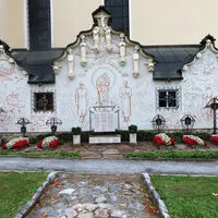 An der Außenmauer der Wallfahrtskirche Maria Lankowitz befindet sich ein Fresko von Franz Josef Unterholzer